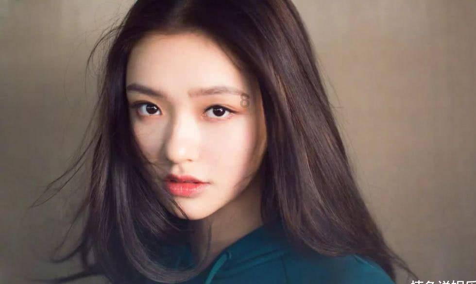 救援年轻女歌手